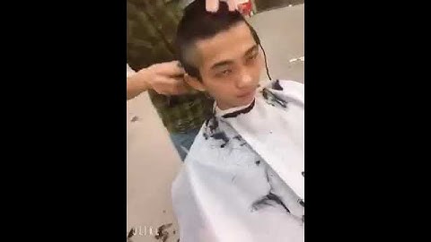 Chủ tịch đóng giả anh đóng gạch đi cắt tóc không đem theo tiềnvàcáikết !Đừng baogiờ coithuong ngkhac