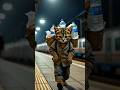 kucing miskin penjual air mineral di stasiun