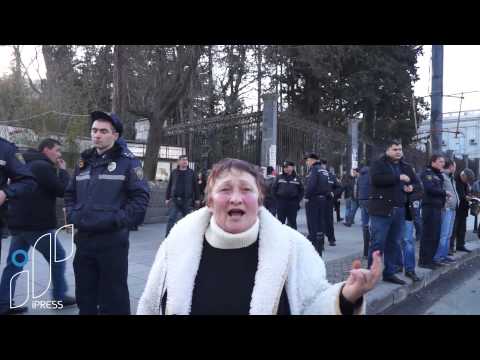 ნაციონალური მოძრაობის აქციის მონაწილე პოლიციას მადლობას უხდის