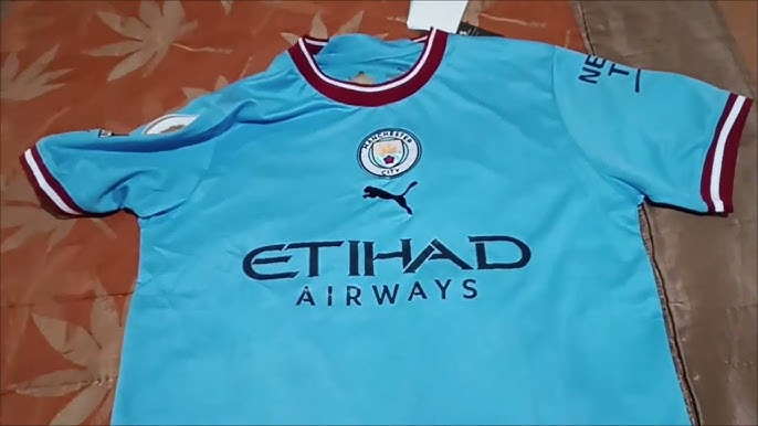 La camiseta alternativa de Manchester City y Puma juega con la combinación  roja y negra de los años 70, pero esta vez con barras diagonales…