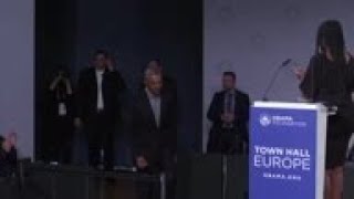 Obama speaks in Berlin on mentoring young leaders