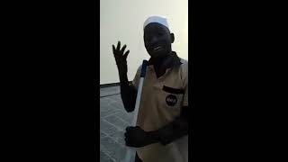 عامل نظافة أوغندي يقرأ القرآن بصوت جميل - Mosque Cleaner Beautifully Recites Qur'an