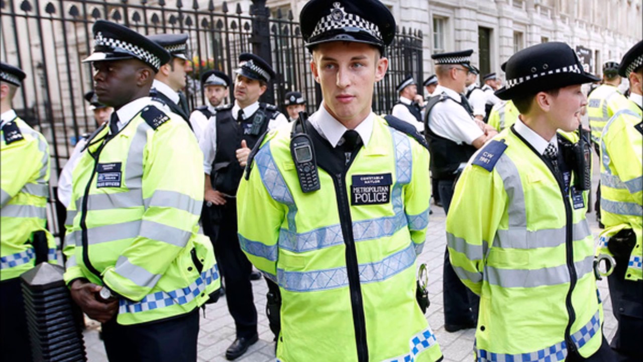 Полицейский в лондоне. Полиция Великобритании. Полиция Лондона. Полицейский в Англии. Британская полиция.