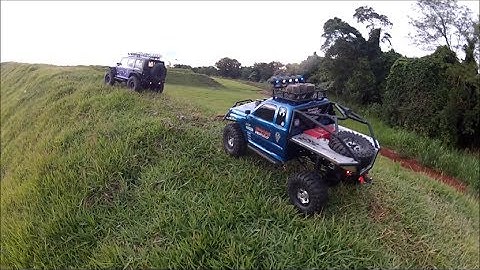 Axial SCX10 - slow motion - going up hill with grass - ECBROCK RC