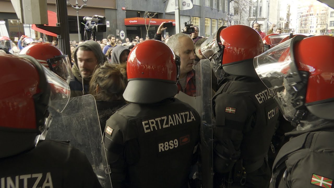 Tensión entre piquetes y la Ertzaintza en jornada de Huelga General