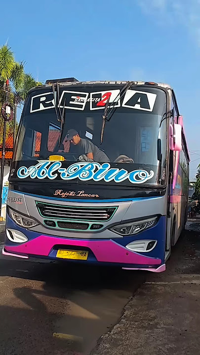 Beli Stiker Bus Rela 'Al-Bino' di Kadilangu Demak