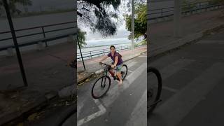 Menina Linda Desbravando Com A Bike Grande.