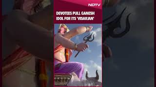 Ganesh Visarjan | Devotees Pull Ganesh Idol For Its Visarjan At Juhu Beach In Mumbai