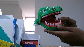Unboxing Crocodile Dentist finger bite screenshot 4
