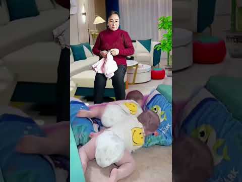 Baby playing with baby is so funny!!😂 見てるだけで癒される双子💕