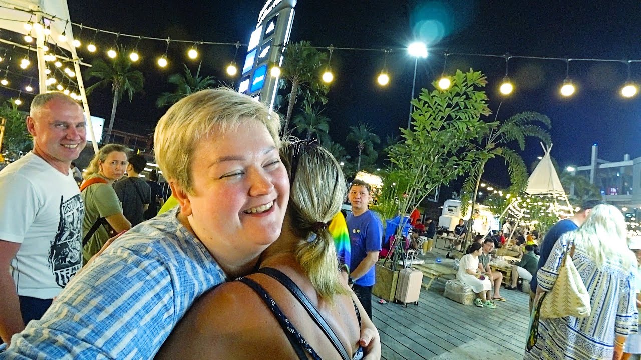 неожиданная встреча. неожиданная встреча с неожиданным человеком. мужчина оборачивается на женщину. встреча на улице. паскаль кэмпион дождь.