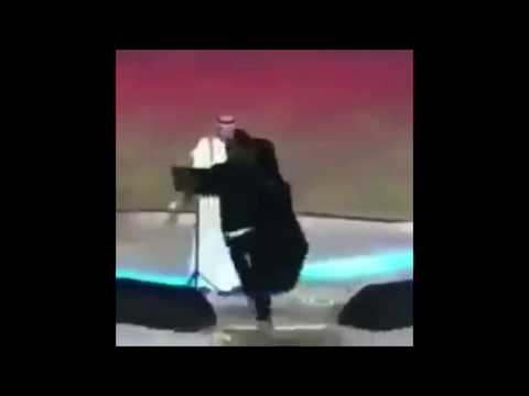  شاهد سعودية تقتحم منصة المسرح بحفلة غنائية للفنان ماجد المهندس وتعانقه أمام الجمهور