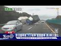 行車紀錄器直擊! 國3小貨車「左偏撞車尾」雙雙翻覆 休旅車再追撞｜TVBS新聞 @TVBSNEWS01