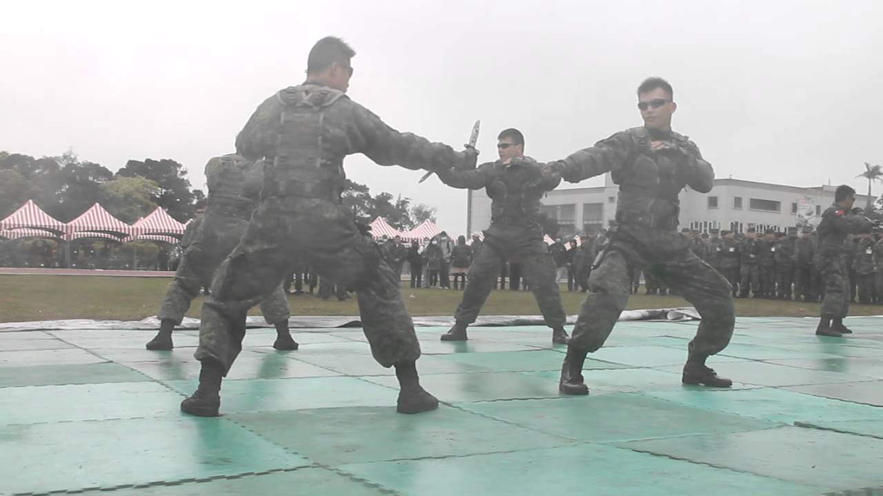 台湾軍空挺隊員による訓練展示（空降特戰部隊） - YouTube