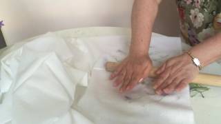 видео: Печать цветов на ткани. Создание уникального рисунка. Из живых цветов. Интересное занятие. картинка: Печать цветов на ткани. Создание уникального рисунка. Из живых цветов. Интересное занятие.