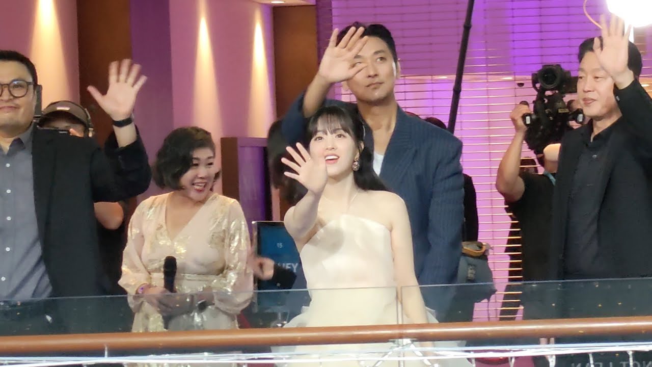 Park Boyoung 박보영, Ju Jihoon - Blue Carpet Star Gazing - Disney Presents: A Night of Stars