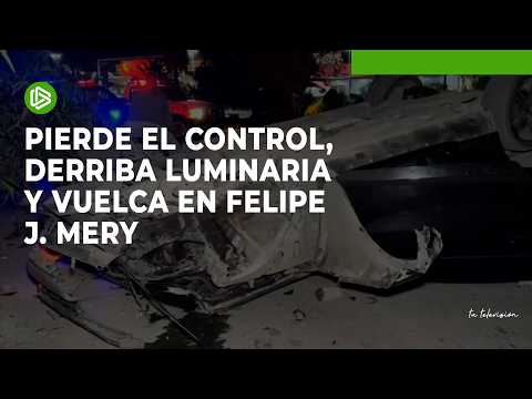Video Pierde el control, derriba luminaria y vuelca en Felipe J. Mery
