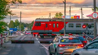 ЖЕЛЕЗНАЯ ДОРОГА. Пригородные поезда проходят жд переезд. Станция Царское Село. Пушкин