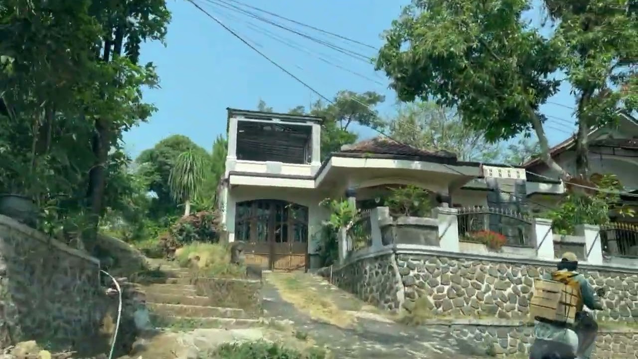 Kirisik. Jalan Wado - Cikijing. Jatinunggal, Sumedang, 2023.