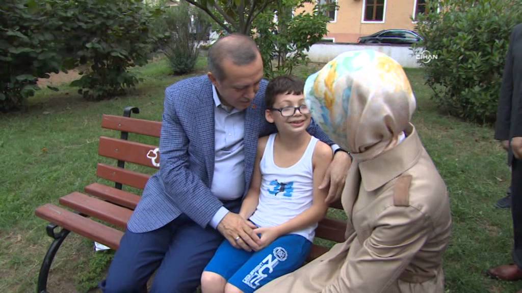 Erdoğan, balkondan sevgi gösterisinde bulunan Arda isimli çocukla sohbet etti