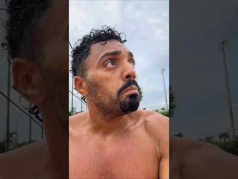 Pato pendurado na grade alta