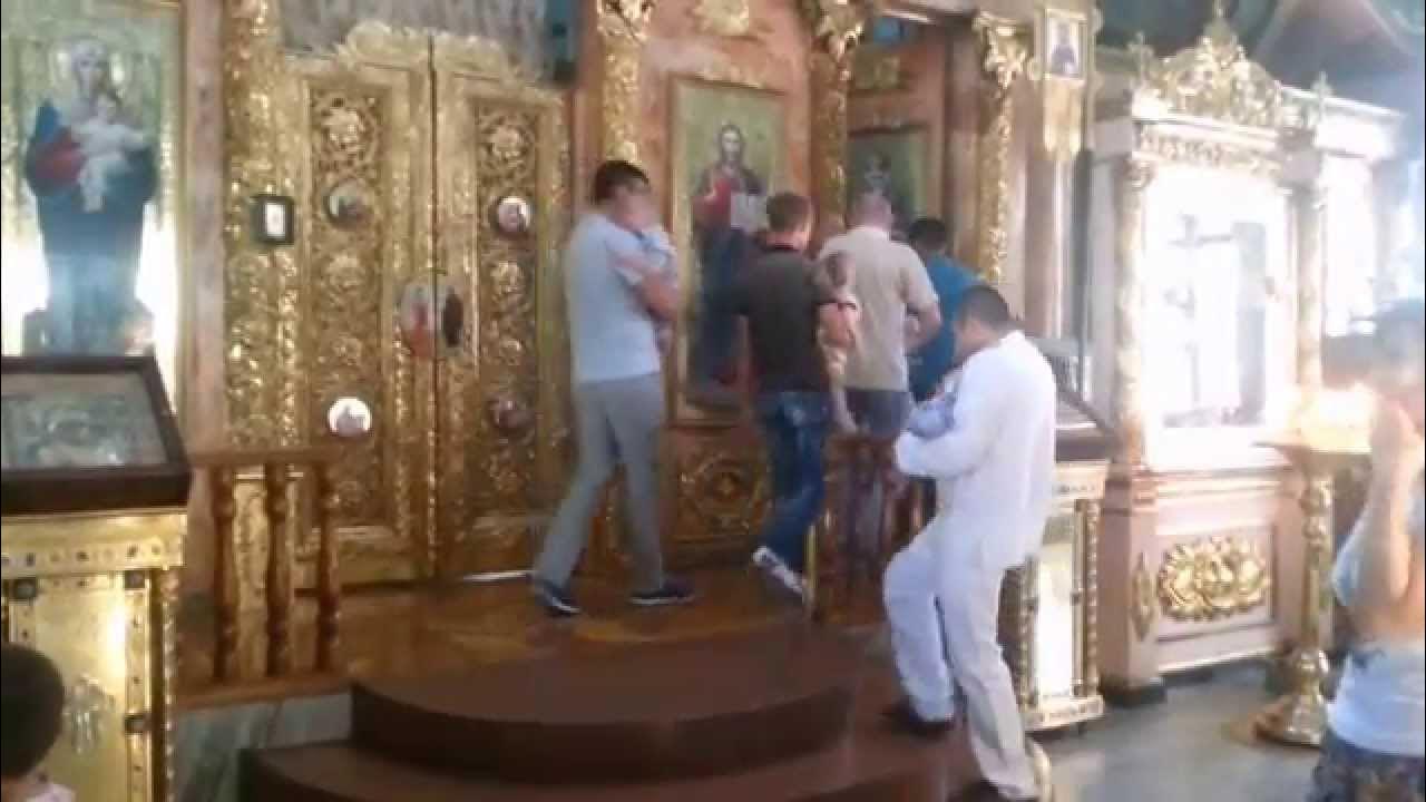 в алтарь заносят мальчиков. в алтарь заносят мальчиков. почему мальчиков заносят в алтарь. алтарь при крещении. в алтарь заносят мальчиков.