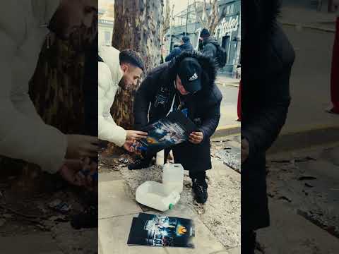 EL DOCTOR PEGANDO AFICHES DE SU ALBUM YOUNG DOC #eldoctor #musica
