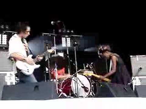 Ben & Jerry's Festival - The Noisettes - Nothing To Dread