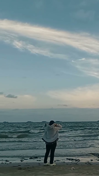 pemandangan pantai di waktu senja