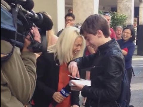 First person to buy iPhone 6 in Perth drops it on live TV when pressured by reporters.