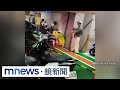 機車道變滑水道！　騎士接連摔倒怒po：死亡黃線｜#鏡新聞