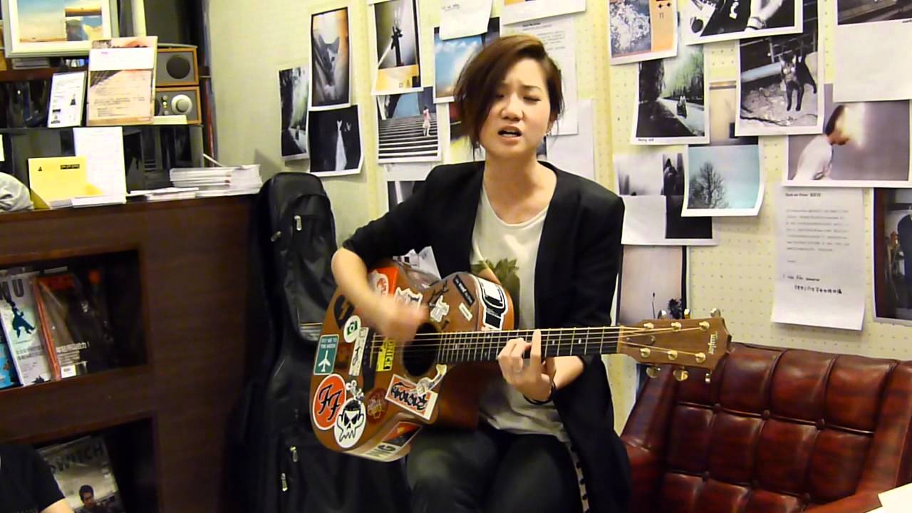 Water (哽咽demo版) @ Ellen Loo 盧凱彤 apm 快閃音樂會  2011-08-04