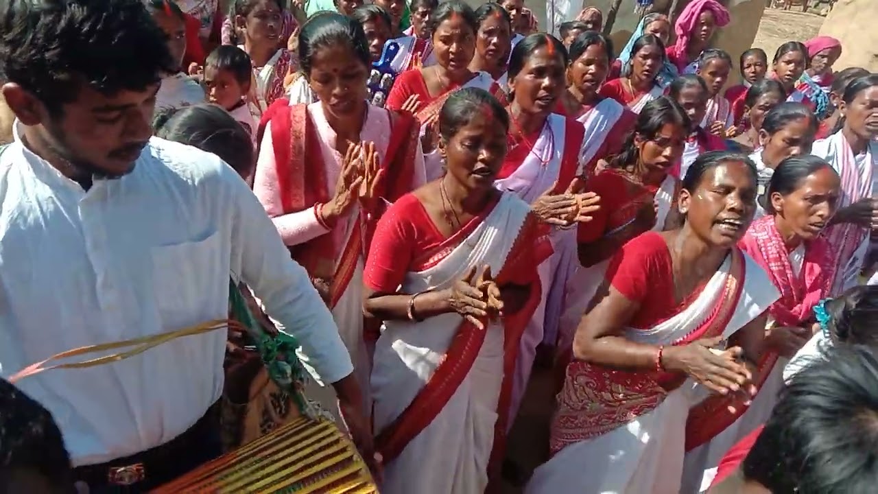 चोरया सपारोम टगंराटोली मे मनिता उराव के उपवास तोड़ने मे भजन करते भाई बहन 