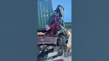 Tài Xế Tử Vong Mắc Kẹt Trong Cabin Sau Tai Nạn Trên Cao Tốc  #tintuc #tintuc24h