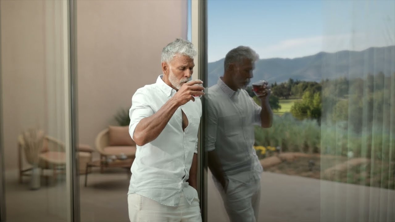Still from the official video of Omara