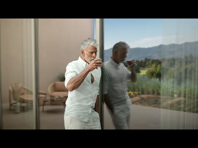 Still from the official video of Omara