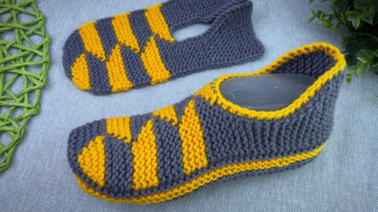 Домашние следки спицами. Простые тапочки спицами без швов на подошве.
