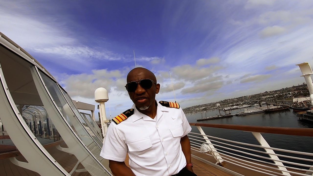 Why are cruise ship officers wearing epaulettes and stripes ?