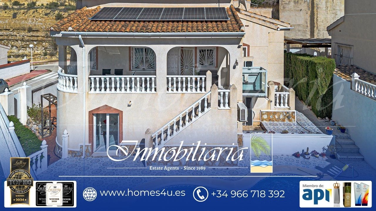 Detached Villa With Private Pool Overlooking The La Marquesa Golf Course! | QRS 9833