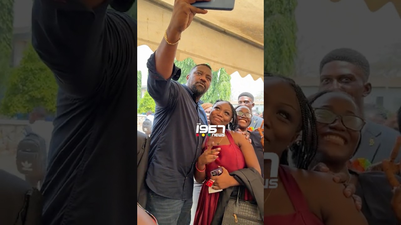 Достопочтенный Джон Думело поддержал первокурсников, предоставив им бесплатный макияж и фотосесси...