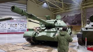 Установка танка Т-10М на свое место в экспозиции Музея отечественной военной истории в Падиково