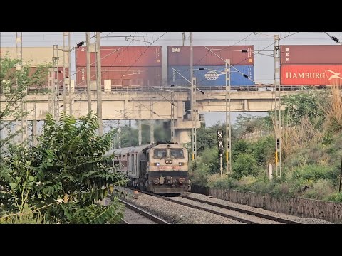पहले ऊपर से निकली दो मंजिला Freight ट्रेन फिर नीचे से निकली BGKT Bilaspur Express