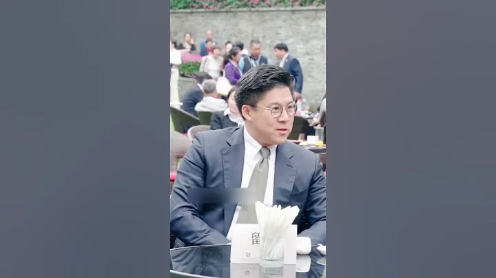 霍英东纪念馆正式开馆，霍家成员齐亮相，#霍启刚 尽显绅士魅力，妻子郭晶晶打扮明艳大气 - 天天要闻