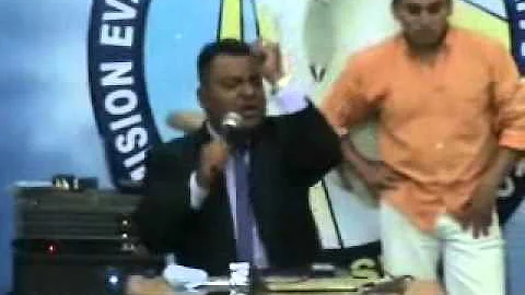 Una Cruz y Tres Clavos,Harvey Recinos .wmv