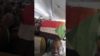 شباب سودانيين من داخل الطائرة  بيقولو تسقط بس