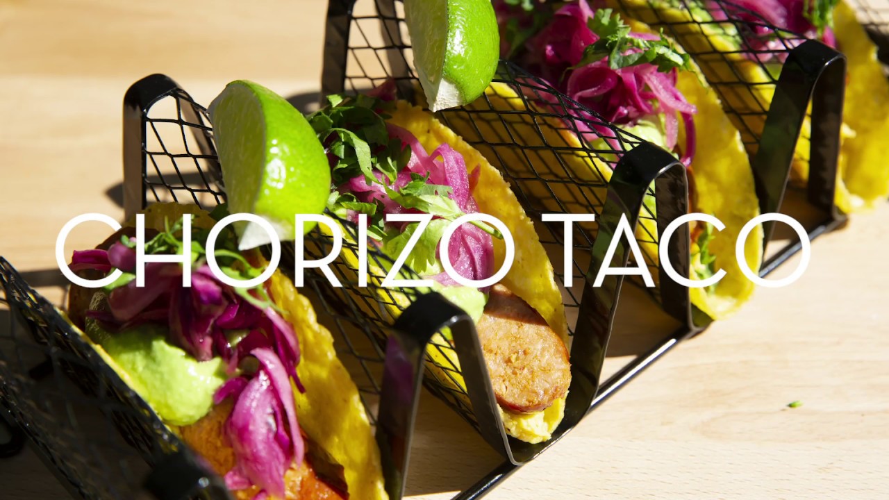 Chorizo taco i m/maiskrem, grønn salsa og syltet rødkål/løk