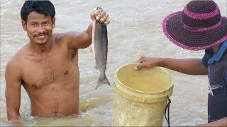 Cambodia net fishing 2017! Amazing men cast net fishing on the canal - Net fishing traditional #92