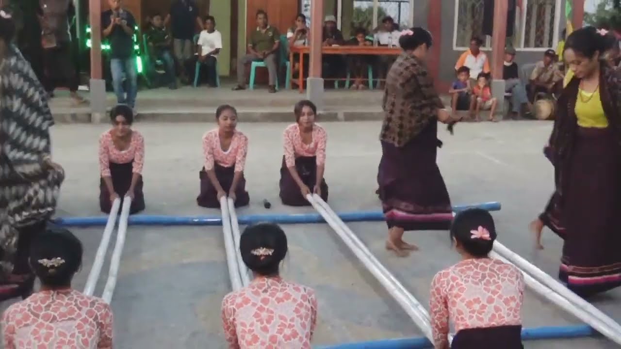 tarian gawi au (tari bambu)