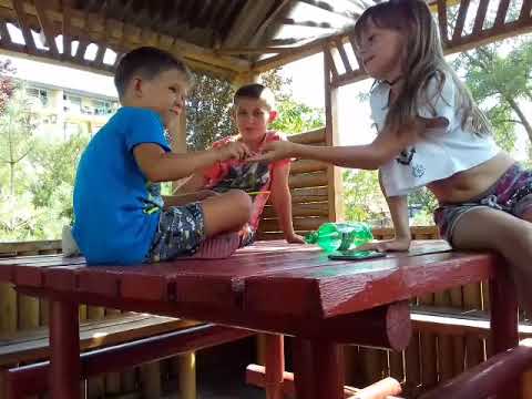 Игра на раздевание сестра брат. Мальчик и девочка играют в карты. Детская игра на раздевание. Дети играют в бутылочку. Игры с бутылочками для детей.