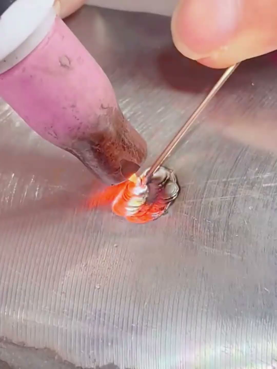 The mold process of welding dents- Good tools and machinery make work easy